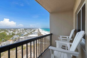 Property grounds - Gorgeous beachfront condo, shared pool and beach access (Panama City Beach)