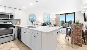 Interior - Spacious 18th floor condo w/amazing views/shared pool & hot tub/central AC (Destin)