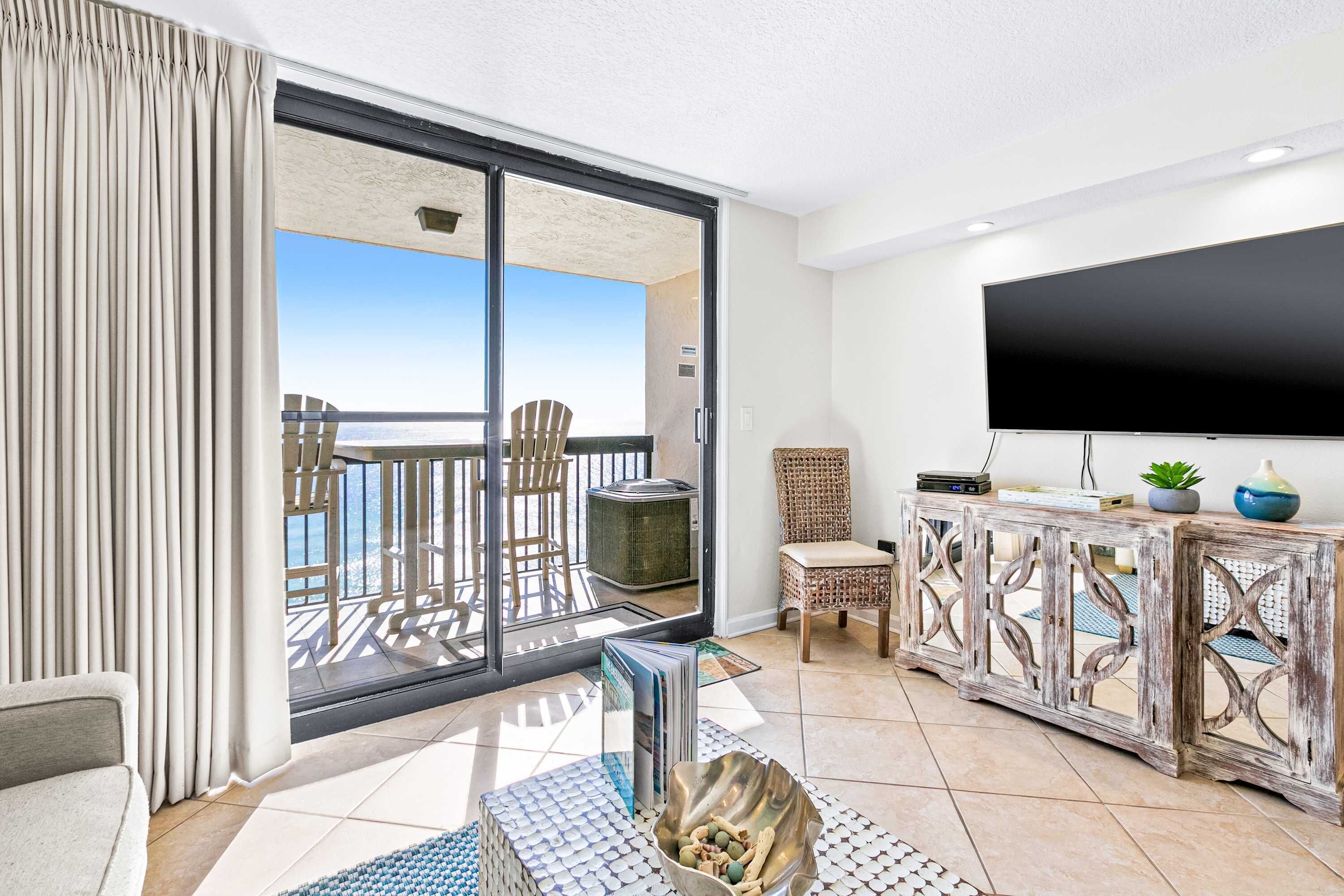 Televisión, reproductor de DVD y oficina 