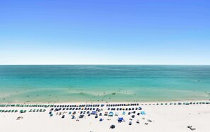 On the beach - Spacious 18th floor condo w/amazing views/shared pool & hot tub/central AC (Destin)