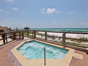 Outdoor spa tub - Spacious 18th floor condo w/amazing views/shared pool & hot tub/central AC (Destin)