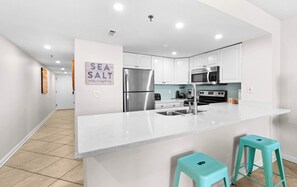 Fridge, microwave, oven, stovetop - Spacious 18th floor condo w/amazing views/shared pool & hot tub/central AC (Destin)