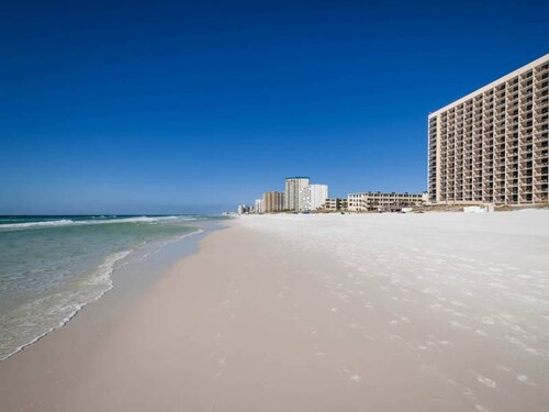 Gorgeous condo w/on-site pool & splash pad - near shops and dining