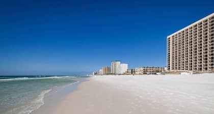 Gorgeous condo w/on-site pool & splash pad - near shops and dining