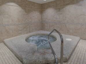 Spa - Gorgeous condo w/on-site pool & splash pad - near shops and dining (Destin)