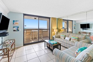 TV, DVD player, offices - Gorgeous condo w/on-site pool & splash pad - near shops and dining (Destin)