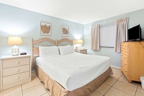 1 bedroom, Internet, bed sheets - Gorgeous condo w/on-site pool & splash pad - near shops and dining (Destin)