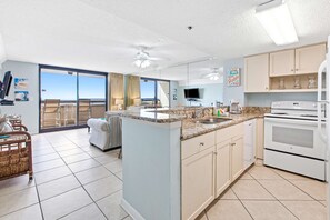 Fridge, microwave, oven, stovetop - Gorgeous condo w/on-site pool & splash pad - near shops and dining (Destin)
