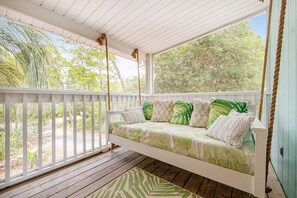 Interior - Garden cottage close to beach with screened porch, WiFi, and central AC (Santa Rosa Beach)