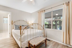 2 bedrooms, iron/ironing board, WiFi, bed sheets - Garden cottage close to beach with screened porch, WiFi, and central AC (Santa Rosa Beach)