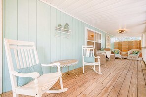 Outdoor dining - Garden cottage close to beach with screened porch, WiFi, and central AC (Santa Rosa Beach)