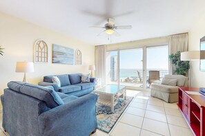 TV, DVD player, offices - Beach condo w/ shared guest amenities - pool, fitness center & BBQ area (Destin)