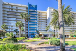 Ein mehrgeschossiges Hotel mit einer auffälligen blauen Schilder, auf dem "Sterling Shores" steht.