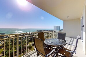 Outdoor dining - Beach condo w/ shared guest amenities - pool, fitness center & BBQ area (Destin)