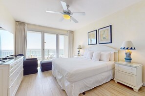 2 bedrooms, iron/ironing board, WiFi, bed sheets - Beach condo w/ shared guest amenities - pool, fitness center & BBQ area (Destin)