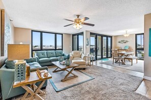 TV, DVD player, offices - Fourth-floor condo with Gulf views, outdoor pool, & tennis court (Destin)