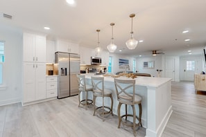 Fridge, microwave, oven, stovetop - Gorgeous Dog-Friendly Home with Private W&D and Close to the Beach (Navarre)
