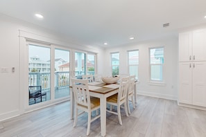 Dining - Gorgeous Dog-Friendly Home with Private W&D and Close to the Beach (Navarre)