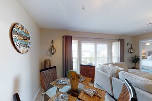 Interior - 3rd Floor Spacious Condo Close To Entertainment, Shared pool, Wifi (Navarre Beach)