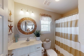 Shower, towels - 3rd Floor Spacious Condo Close To Entertainment, Shared pool, Wifi (Navarre Beach)