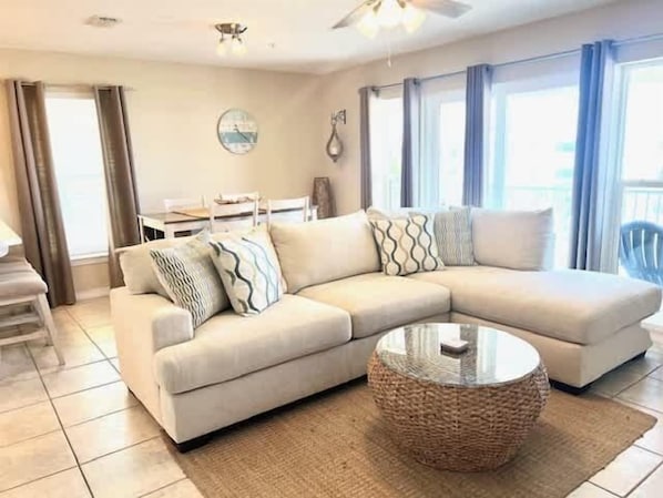 TV, fireplace, DVD player, offices - 3rd Floor Spacious Condo Close To Entertainment, Shared pool, Wifi (Navarre Beach)