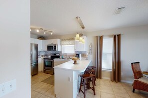 Fridge, microwave, oven, stovetop - 3rd Floor Spacious Condo Close To Entertainment, Shared pool, Wifi (Navarre Beach)