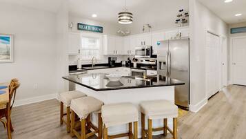 Køleskab, mikrobølgeovn, ovn, kogeplade