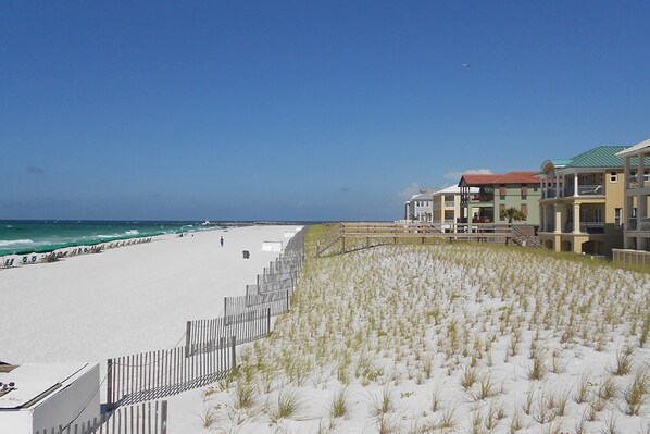 Beach nearby - 3-Bedroom Home Located in Destin Pointe, Near shops and dining (Destin)
