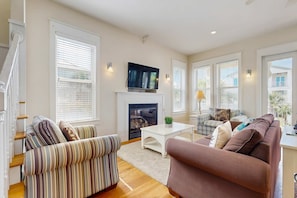 TV, DVD player, offices - 3-Bedroom Home Located in Destin Pointe, Near shops and dining (Destin)