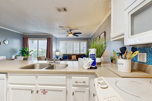Fridge, microwave, oven, stovetop - Island Home 304 (Destin)