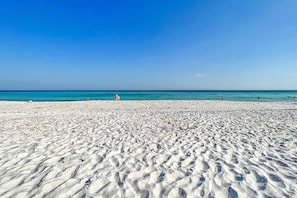 On the beach - Emerald Towers 0203 (Destin)