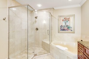 Shower, towels - Emerald Grande 1023 (Destin)