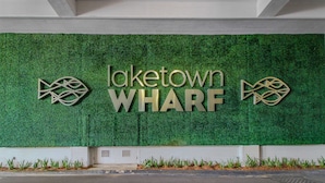 Skilt for Laketown HAVN med grøn baggrund og dekorative fiskemotiver.