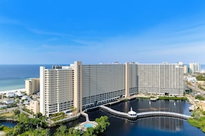 Un grand hôtel à plusieurs étages, doté d’une piscine donnant sur le front de mer et d’un port de plaisance.