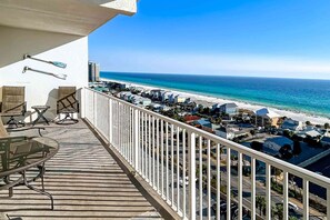 Property grounds - Coastal condo w/ stunning gulf views, shared pools & hot tub, easy beach access (Panama City Beach)