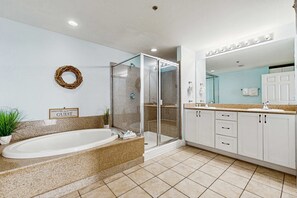 Shower, hair dryer, towels - Waterfront condo with lake views, pools, putting green & shopping (Panama City Beach)