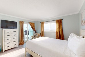 2 bedrooms, iron/ironing board, WiFi, bed sheets - Beachfront Condo, gorgeous views, shared pool and beach access (Panama City Beach)