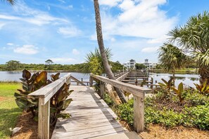 Property grounds - Spectacular beachfront condo with great amenities, shared pool & beach access (Panama City Beach)