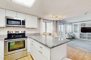 Fridge, microwave, oven, stovetop - Spectacular beachfront condo with great amenities, shared pool & beach access (Panama City Beach)