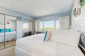2 bedrooms, WiFi, bed sheets - Spectacular beachfront condo with great amenities, shared pool & beach access (Panama City Beach)