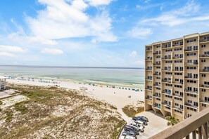On the beach - Spectacular beachfront condo with great amenities, shared pool & beach access (Panama City Beach)