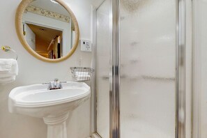 Shower, hair dryer, towels - 2-story resort townhouse with 3 pools, tennis, hot tub, gym, balcony, W/D, AC (Panama City Beach)