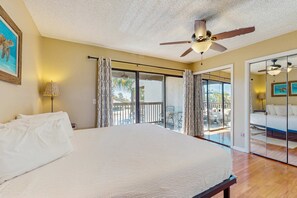 2 bedrooms, iron/ironing board, WiFi, bed sheets - 2-story resort townhouse with 3 pools, tennis, hot tub, gym, balcony, W/D, AC (Panama City Beach)