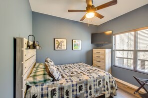 A bedroom with a bed, a ceiling fan, a dresser, a TV, and a window with blinds. - Blue Ridge Retreat: 1 Mi to Kingwood Golf (Clayton)