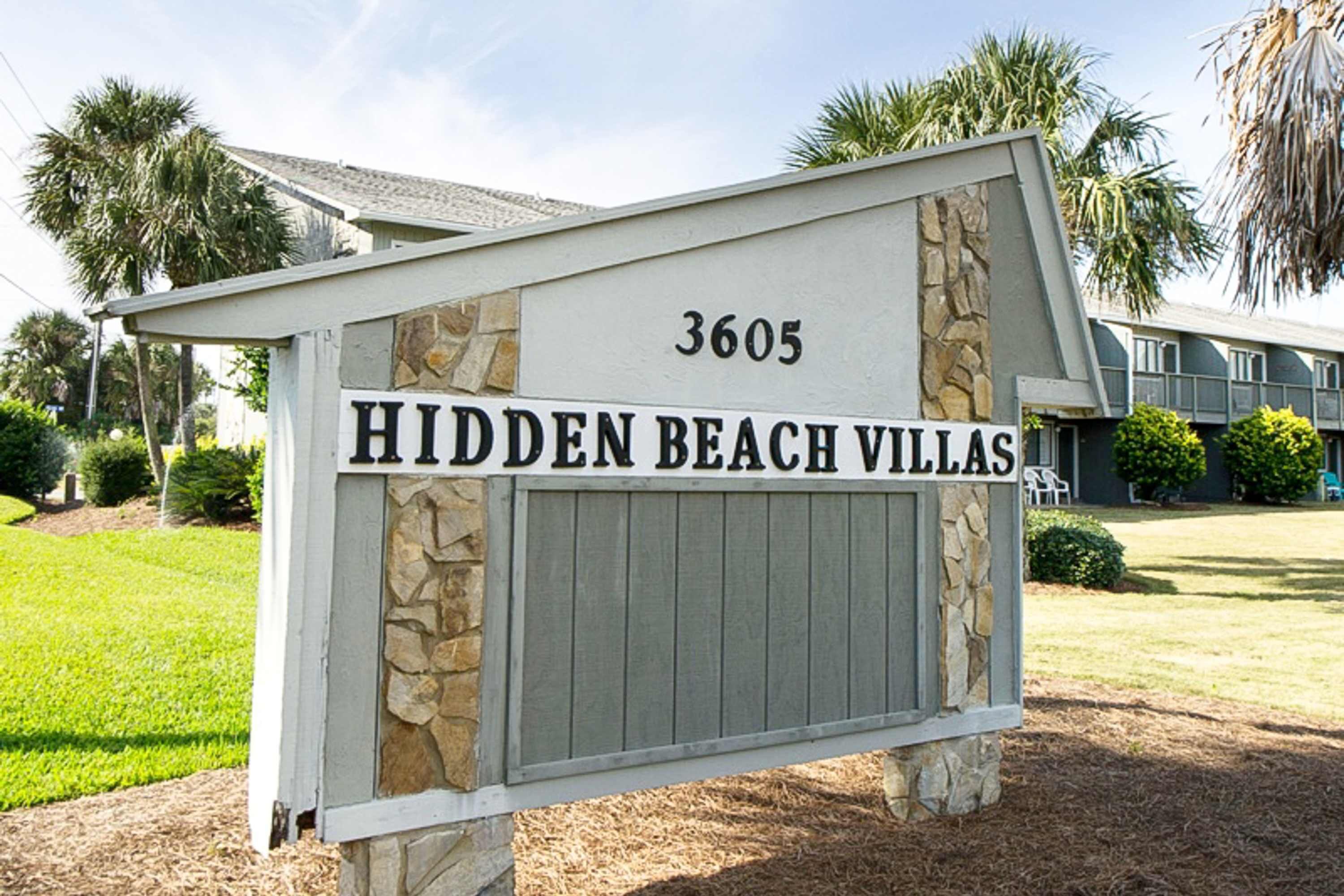 Un panneau indiquant l’emplacement de « Hidden Beach Villas », avec le numéro 3605.