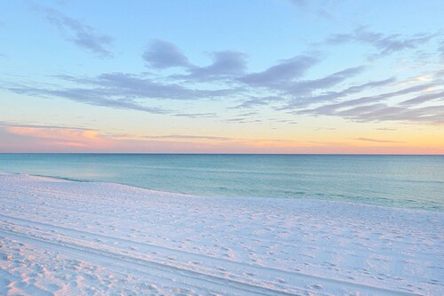 Beautiful coastal studio condo with pool