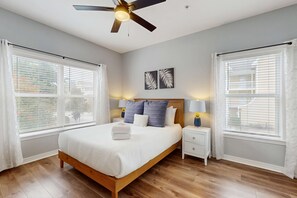 2 bedrooms, travel cot, WiFi, bed sheets - Pool-view condo with private balcony, washer and dryer, Wifi, 2 bikes included (Santa Rosa Beach)