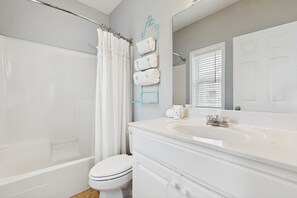 Shower, towels - Pool-view condo with private balcony, washer and dryer, Wifi, 2 bikes included (Santa Rosa Beach)
