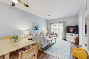 TV, offices - Pool-view condo with private balcony, washer and dryer, Wifi, 2 bikes included (Santa Rosa Beach)