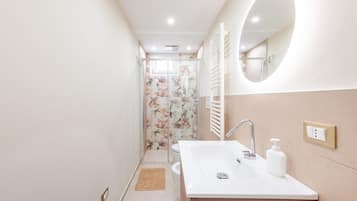 Dusche, kostenlose Toilettenartikel, Haartrockner, Handtücher